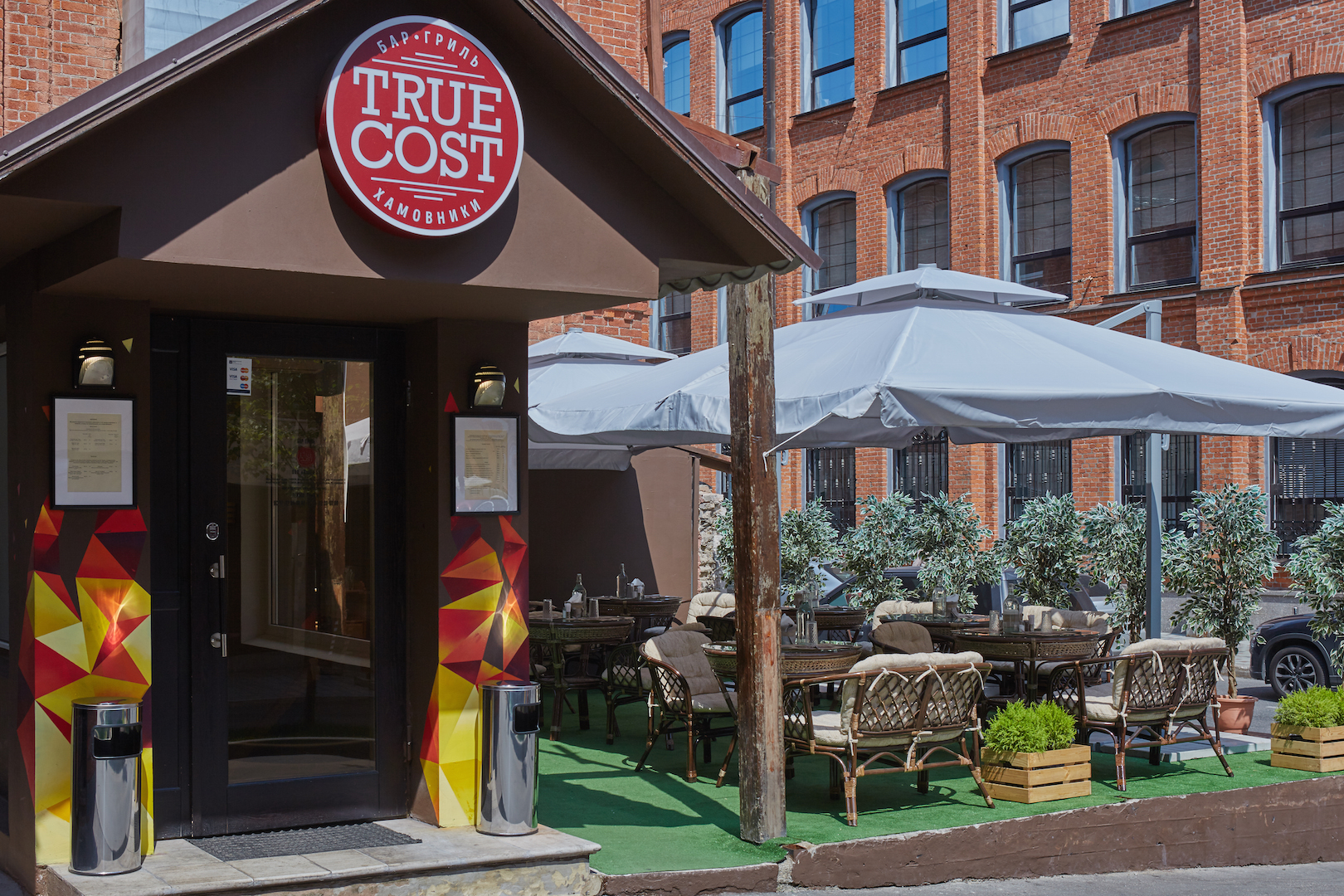 Летняя веранда в True Cost Bar & Grill — Афиша–Рестораны