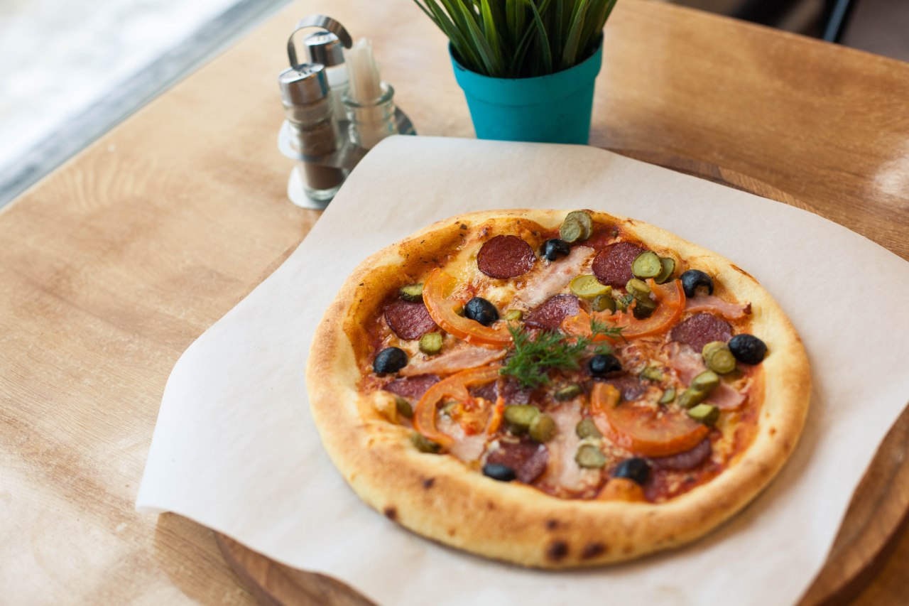 Пицца охотничья. Края пиццы. Крафтовое пицца. Пицца с ананасами. Крафтовое пицца.